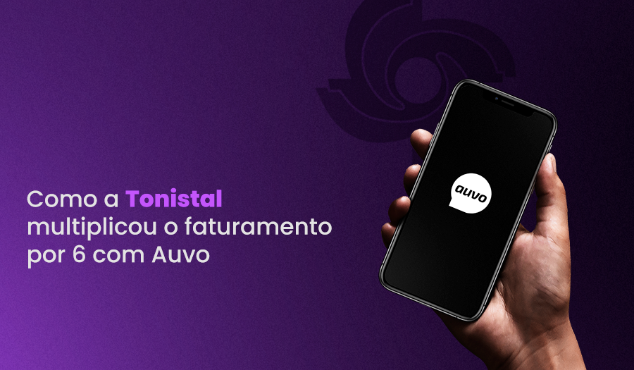 à esquerda, título "Como a Tonistal multiplicou o faturamento por 6 com Auvo" e à direita, foto de mão segurando celular com programa Auvo aberto e logo da Tonistal Instalações atrás