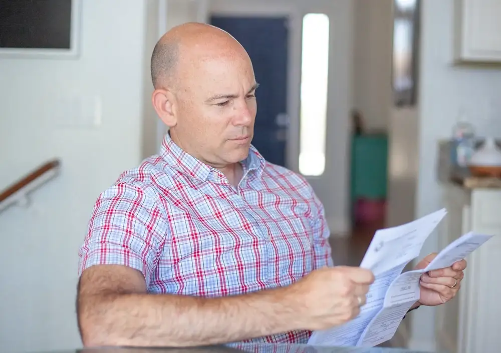 homem lendo jornal