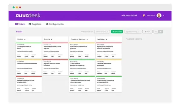 Tablero de tickets de AuvoDesk en columnas Ventas, Soporte, Customer Success y Logística, con estado, plazo y prioridad en cada tarjeta