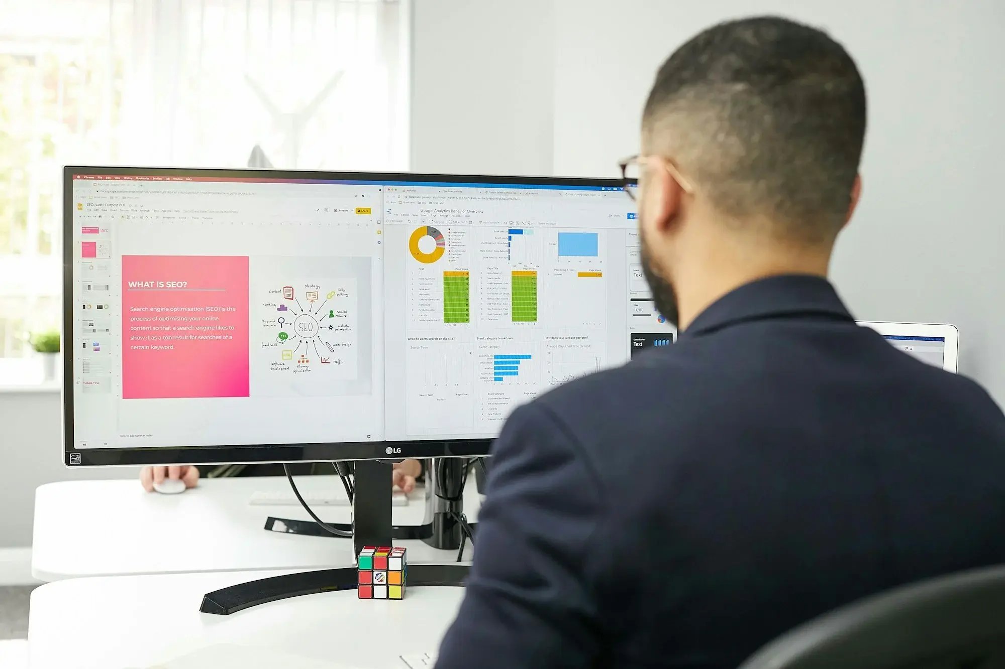 Gestor acompanhando indicadores da operação em um monitor no escritório