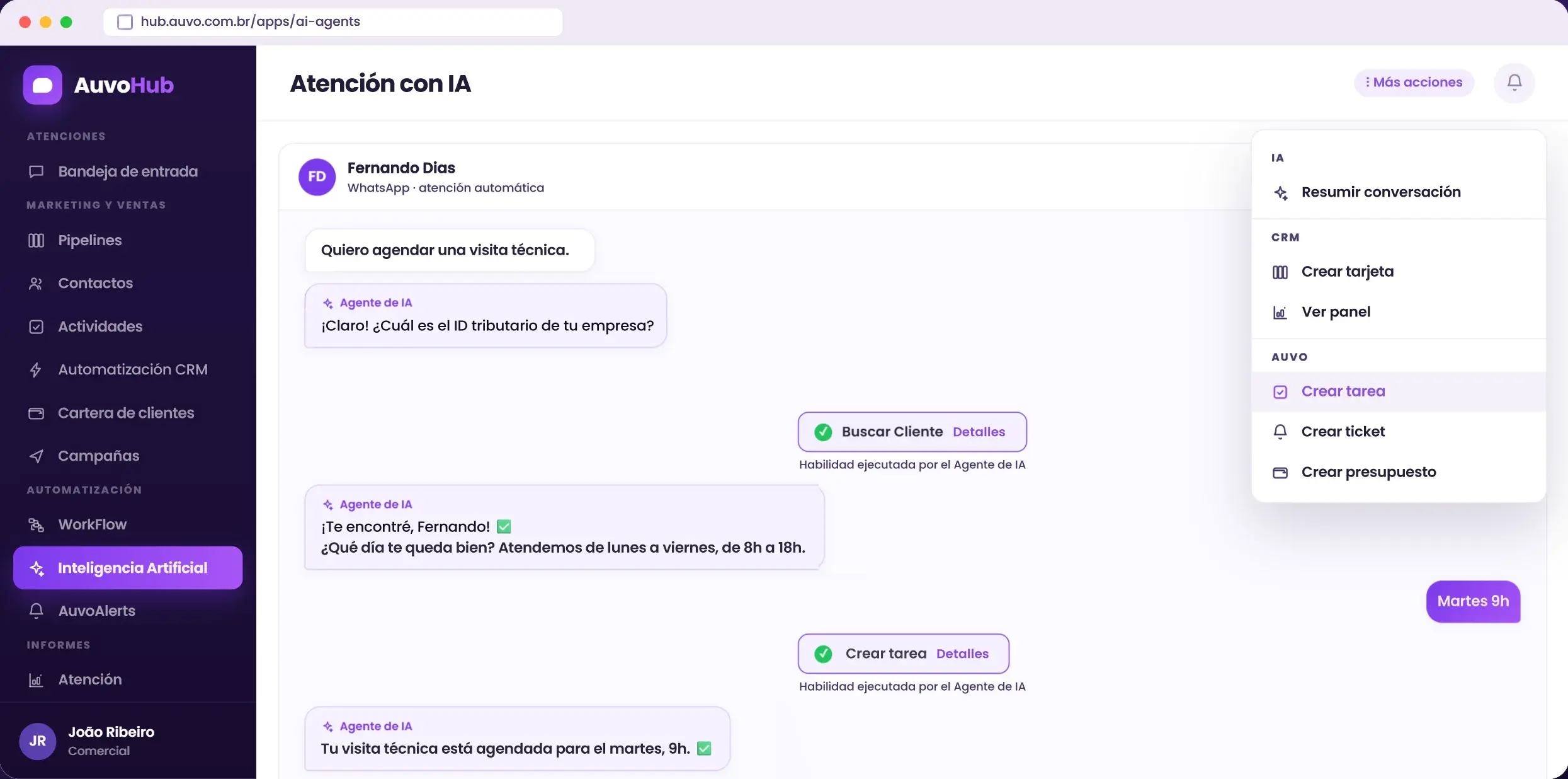 Atención con IA en el Auvo Hub: el agente de IA pide los datos del cliente, ejecuta las habilidades Buscar cliente y Crear tarea y confirma la visita técnica; al lado, el menú Más acciones con Resumir conversación, Crear tarjeta, Ver panel, Crear tarea, Crear ticket y Crear presupuesto