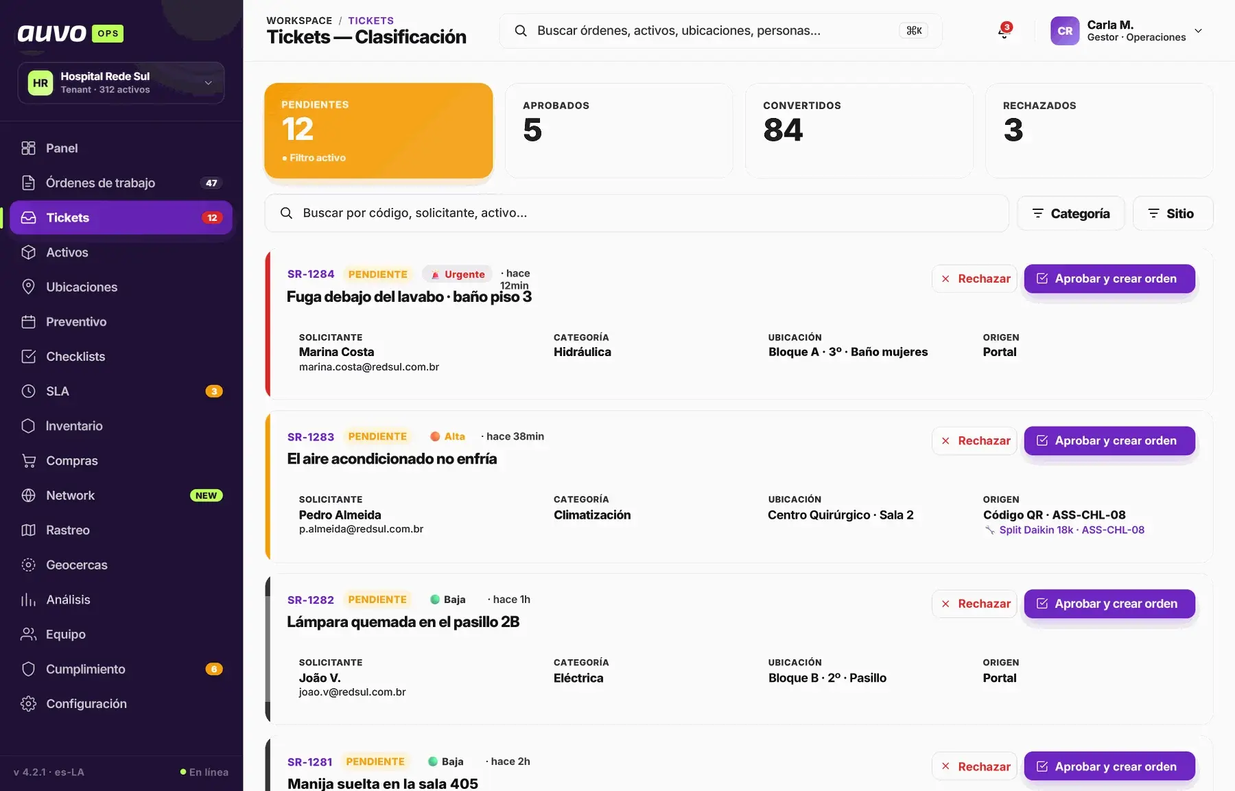 Clasificación de tickets en Auvo OPS con prioridad, solicitante, ubicación, origen y botones para aprobar y crear la orden o rechazar