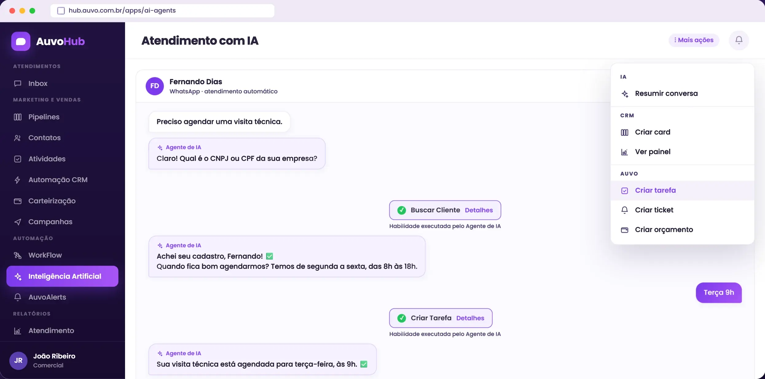 Atendimento com IA no Auvo Hub: o agente de IA pede o CNPJ, executa as habilidades Buscar Cliente e Criar Tarefa e confirma a visita técnica; ao lado, o menu Mais ações com Resumir conversa, Criar card, Ver painel, Criar tarefa, Criar ticket e Criar orçamento